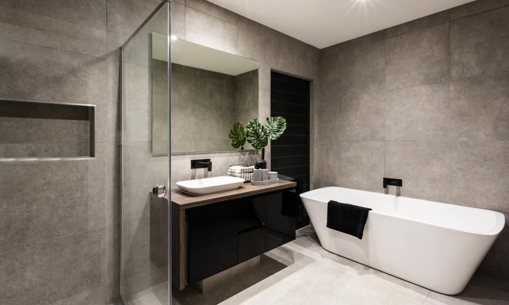 Färdigt renoverat badrum med modern inredning – exempel på resultat från kvalitetssäkrad badrumsfirma